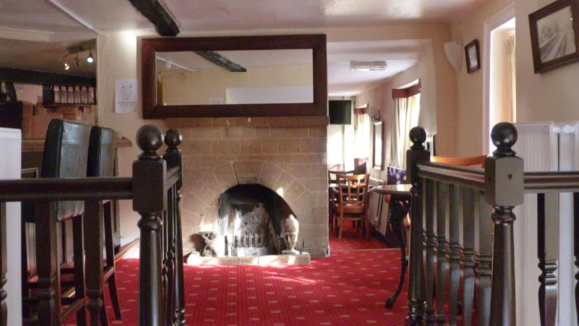 Crown Inn ブロックリー エクステリア 写真